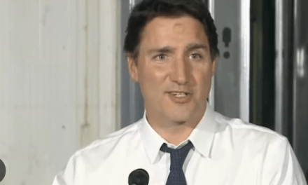 Justin TRUDEAU has a MICROCHIP on his FOREHEAD ??!!