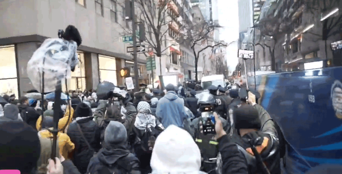 BREAKING: Anti-Israel demonstrators turn violent outside President Biden re-election fundraiser in Manhattan. Arrests being made by the NYPD.
